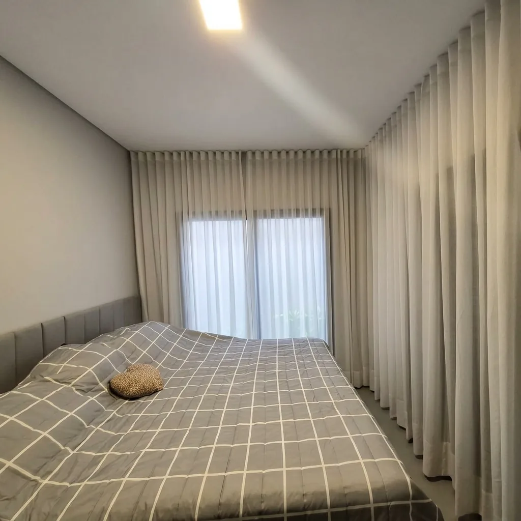 Cortinas envolvendo quarto de casal