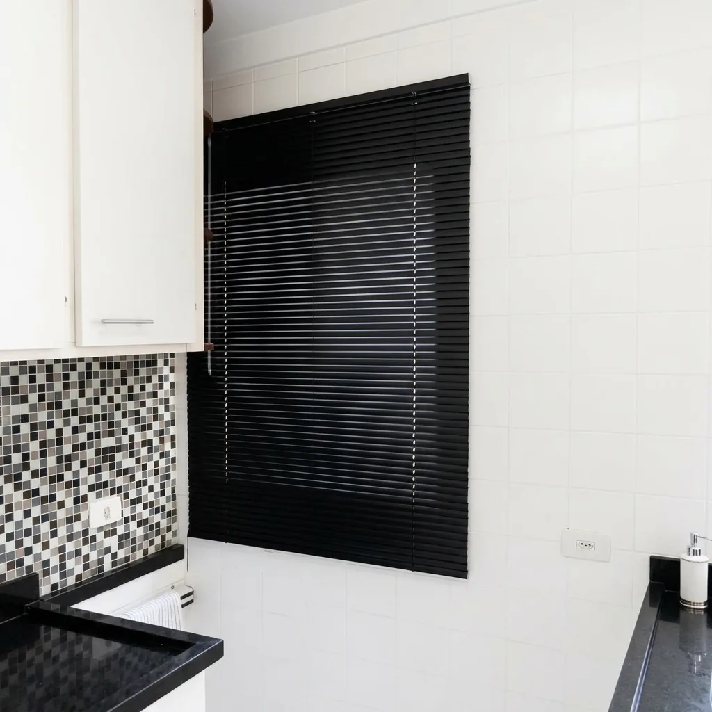 Persiana horizontal preta em ambiente planejado
