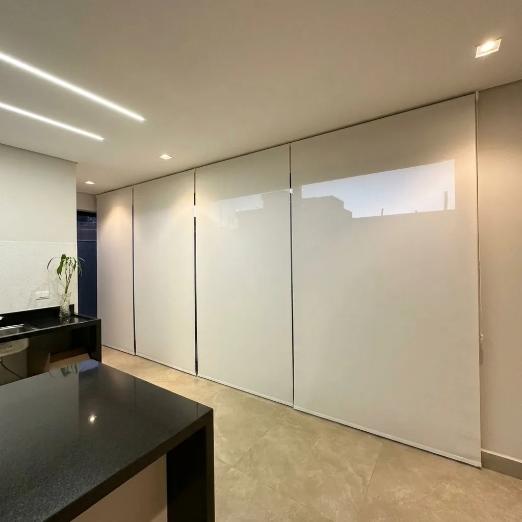 Persianas rolô do piso ao teto em sala integrada