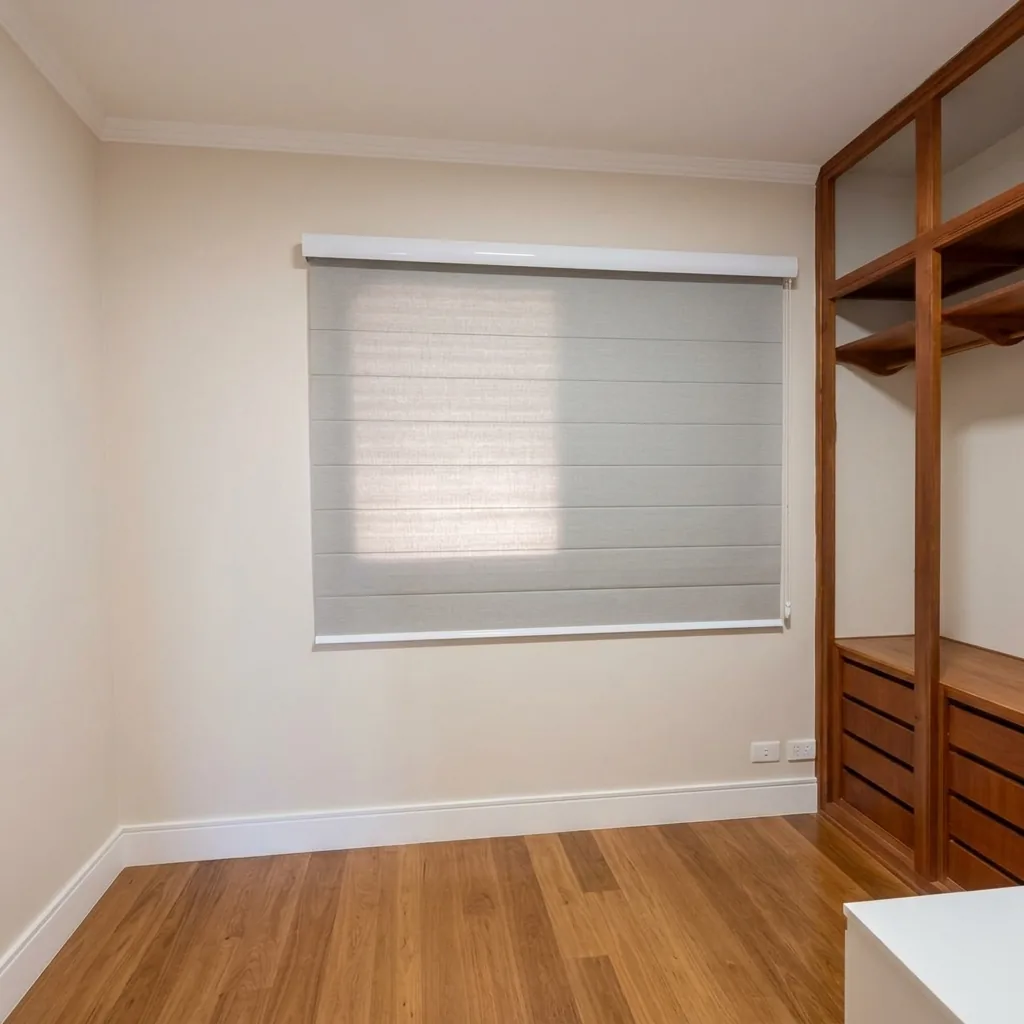 Persiana romana cinza-clara em quarto com piso de madeira