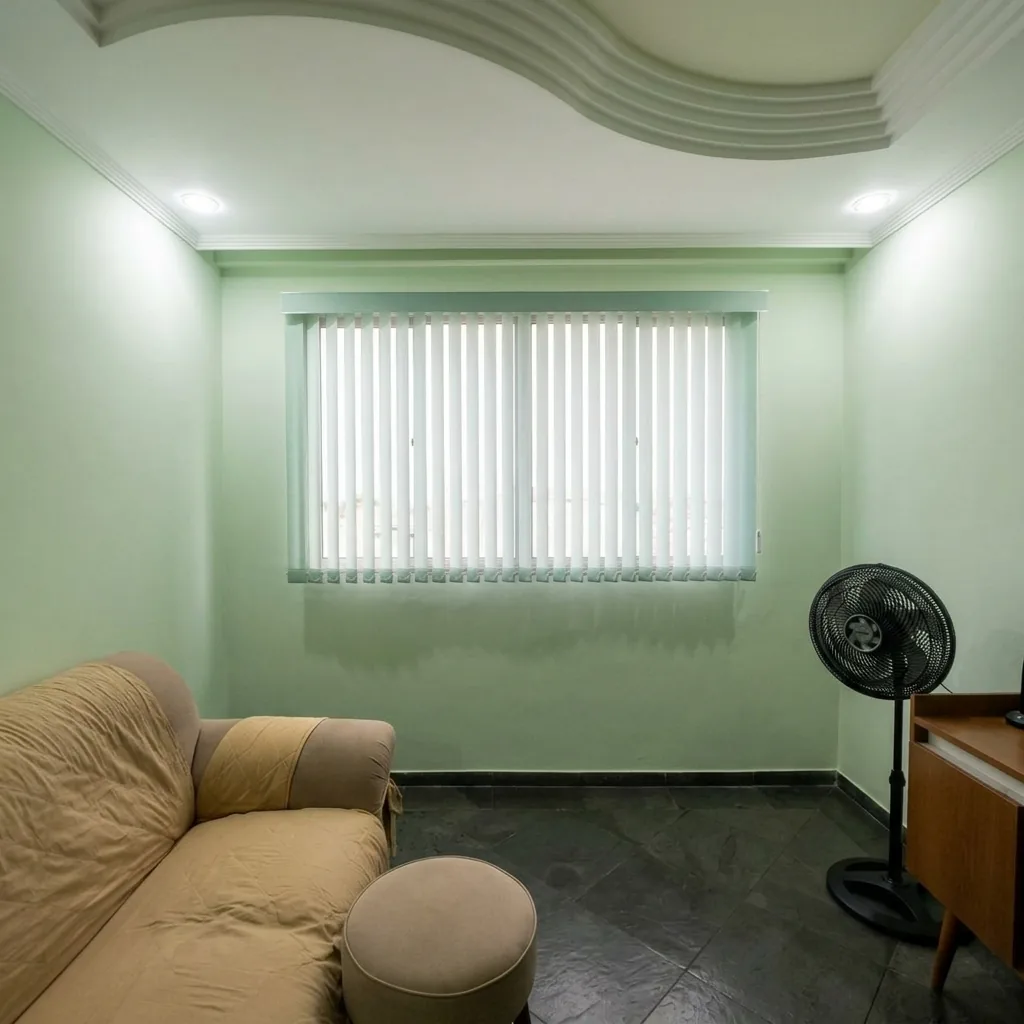 Persiana vertical branca na janela da sala de estar controlando a claridade